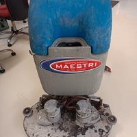 Lavapavimenti professionale uomo a terra