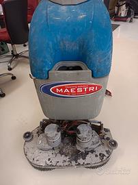 Lavapavimenti professionale uomo a terra