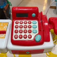 Cassa supermercato con soldi e pile