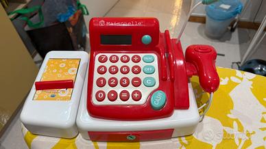 Cassa supermercato con soldi e pile