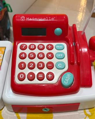 Cassa supermercato con soldi e pile