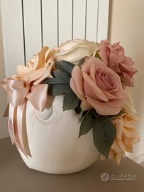 Vaso con composizione di fiori