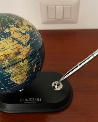 Mappamondo da scrivania con penna