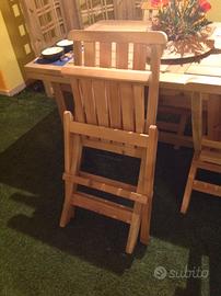 Tavolo in legno con sedie
