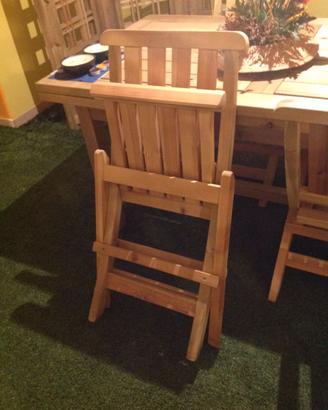 Tavolo in legno con sedie