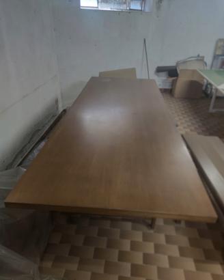Tavolo in legno massello con gambe in ferro