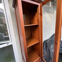 Vetrina con ripiani e cassetto