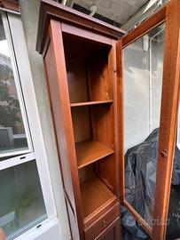 Vetrina con ripiani e cassetto