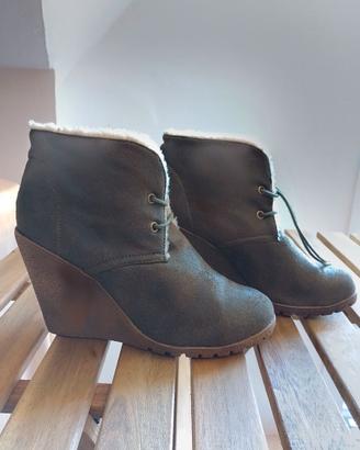 Scarponcino donna in pelle scamosciata con zeppa