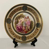 Piatto in porcellana con filigrana in oro. Anni 40