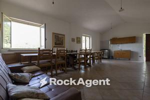 Villa di 300 m² con più di 5 locali a Montepaone