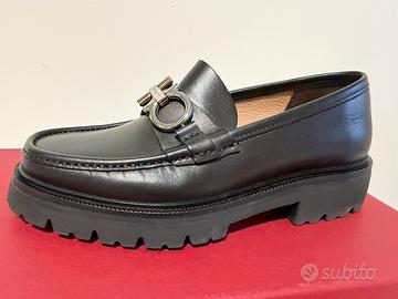 Gancini in pelle nera Ferragamo