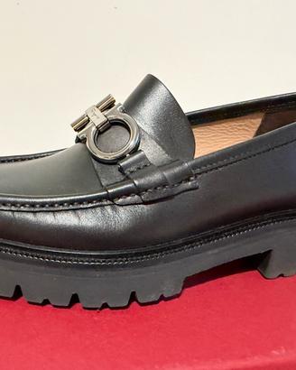 Gancini in pelle nera Ferragamo
