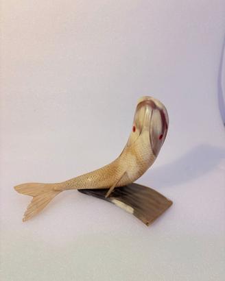 Scultura a forma di pesce in corno e osso anni 70