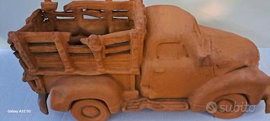 CAMIONETTA IN TERRACOTTA  PER GIARDINO