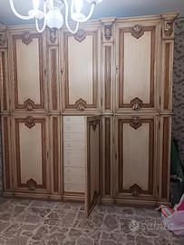 armadio in stile. 6 ante.