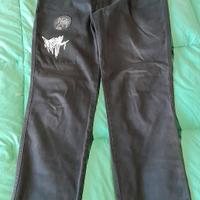 Pantaloni con toppe.