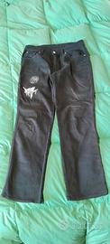 Pantaloni con toppe.