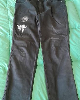 Pantaloni con toppe.