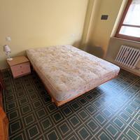 Letto con materasso, scrivania e comodino