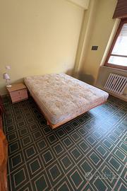 Letto con materasso, scrivania e comodino