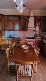 Cucina in legno con top in marmo