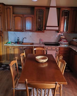 Cucina in legno con top in marmo