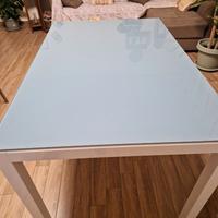 Tavolo bianco con piano in vetro satinato