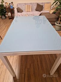 Tavolo bianco con piano in vetro satinato