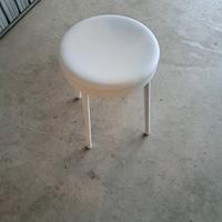 Sgabello bianco