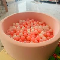 Piscina con le palline