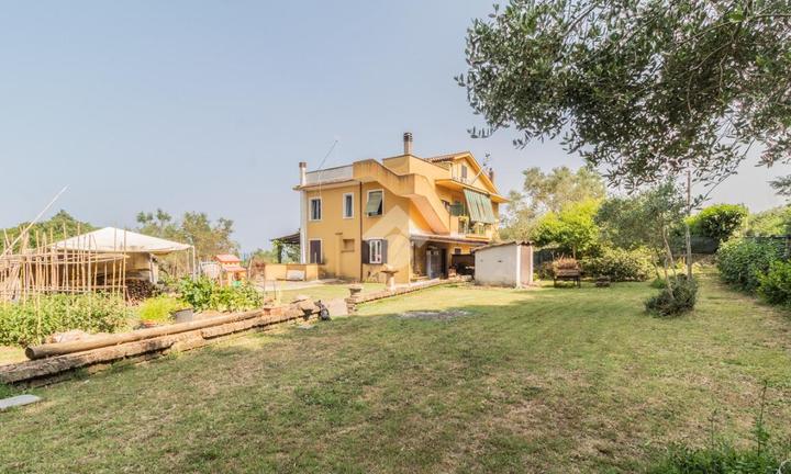 PORZIONE DI TRIFAMILIARE A BRACCIANO