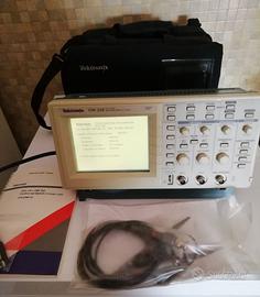 oscilloscopio Tektronix doppia traccia display LCD