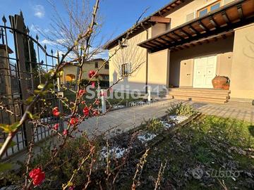 Villa di 270 m² con 5 locali e box auto a Figline 
