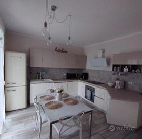 Cucina completa (Creo Kitchen) con tavolo e sedie 