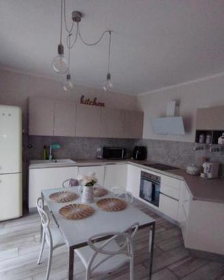 Cucina completa (Creo Kitchen) con tavolo e sedie 