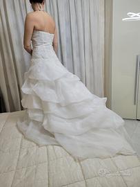 Abito da sposa con velo lungo