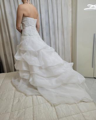 Abito da sposa con velo lungo