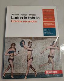 Libro di grammatica latina