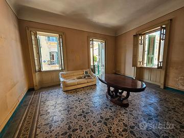 Corso Cavour, ampia metratura in stabile d'epoca