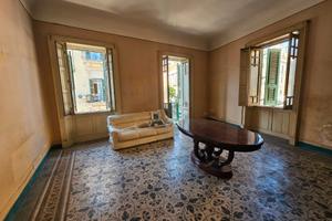 Corso Cavour, ampia metratura in stabile d'epoca