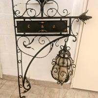 lampada ferrobattuto a staffa con insegna