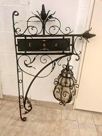 lampada ferrobattuto a staffa con insegna