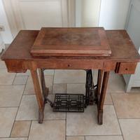 Macchina da cucire Necchi. Antica