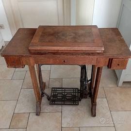 Macchina da cucire Necchi. Antica