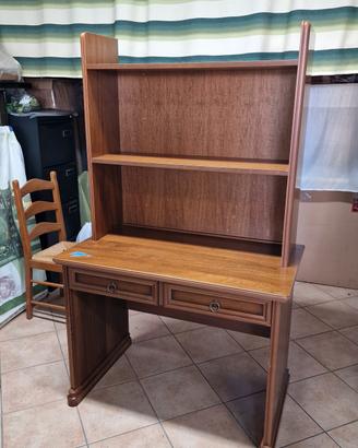 Scrivania in legno con portalibri mobile