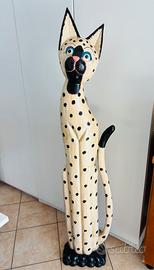 Statua in legno a forma di gatto