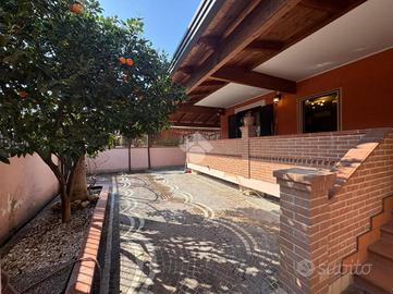 VILLA A SCHIERA A AVERSA