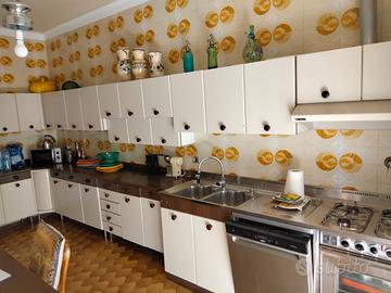 Cucina componibile ad angolo con lavastoviglie