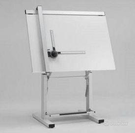 Tavolo da disegno con tecnigrafo